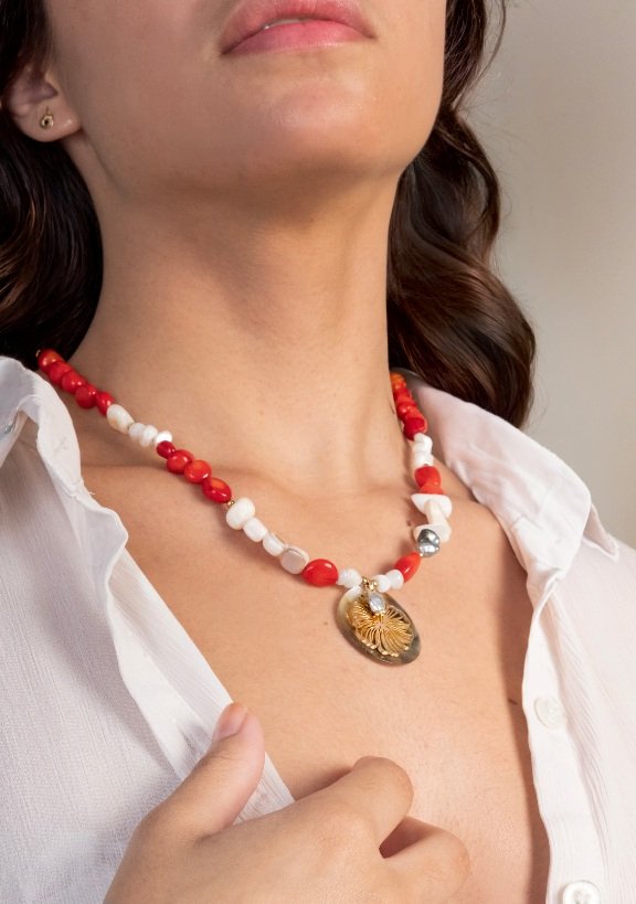 Collier en acier doré hibiscus + nacre + 2 keishis + corail teinté