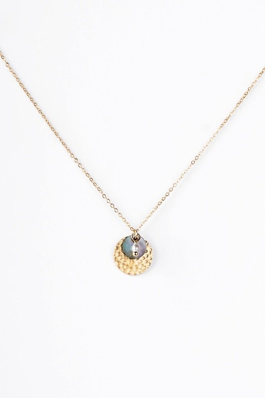 Collier acier doré estampe martelée + nacre + keishi