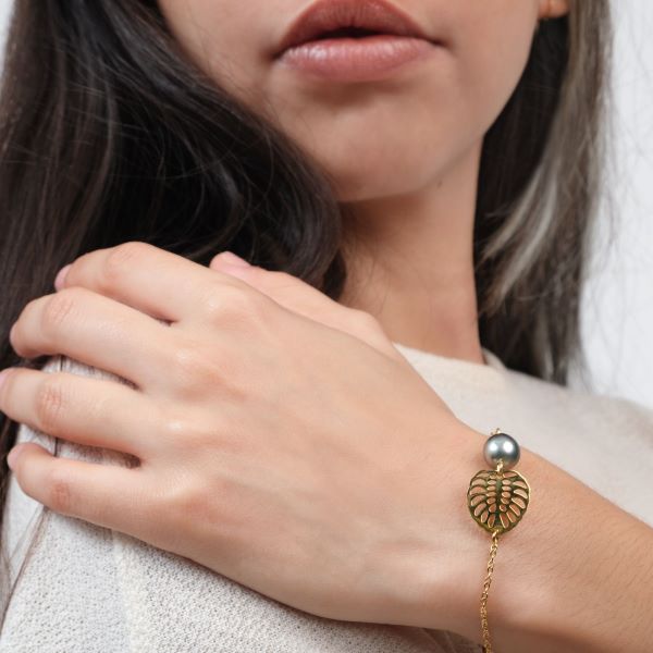 Bracelet en acier doré, feuille Ape et perle de Tahiti