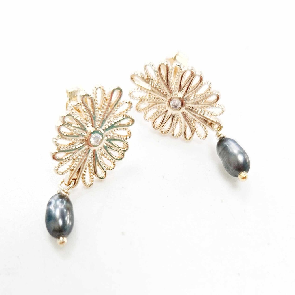 BOUCLES D OREILLES FLEUR ZIRCON ET KEISHI -plaqué or