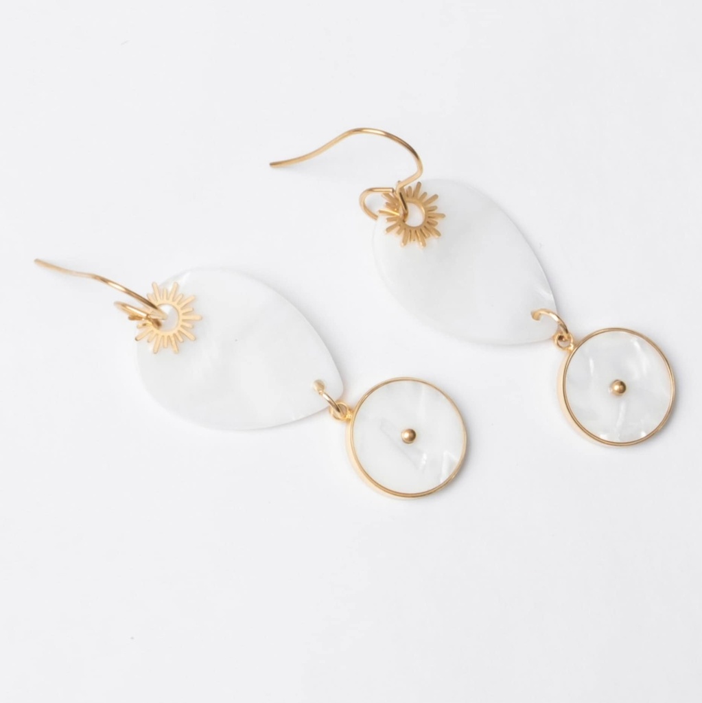 BOUCLES D OREILLES SOLEIL NACRES BLANCHES - ACIER DORE