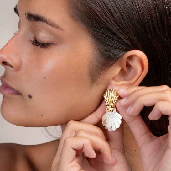 BOUCLES D OREILLES DOUBLE COQUILLAGE - ACIER DORE ET NACRE