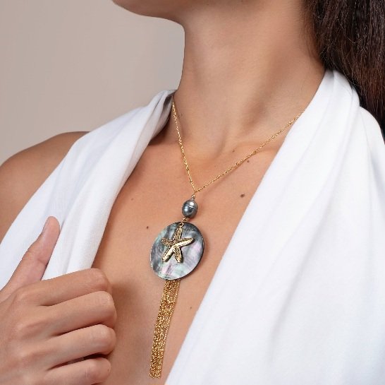 PENDENTIF LONG ETOILE DE MER PERLE NACRE POMPON - ACIER DORE