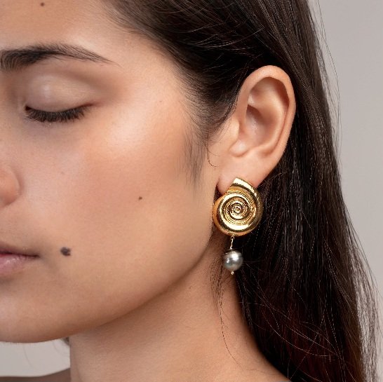 BOUCLES D OREILLES ESCARGOT ET PERLE - ACIER DORE