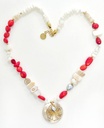 Collier en acier doré hibiscus + nacre + 2 keishis + corail teinté
