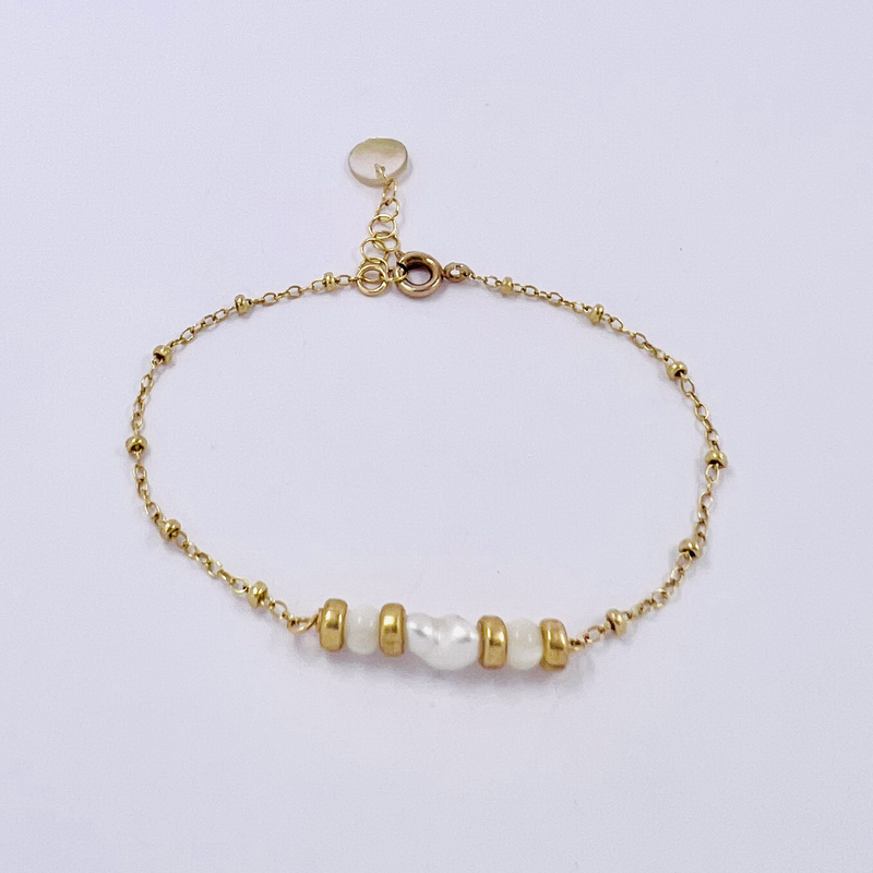 Bracelet plaqué or tige 1 keishi et nacre