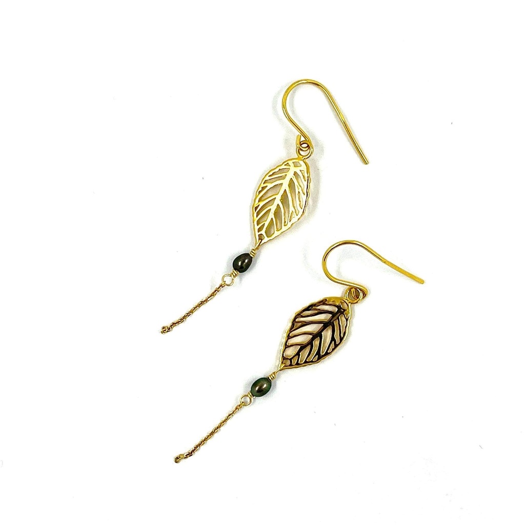 Boucles d'oreilles Feuille plaqué or et keishis