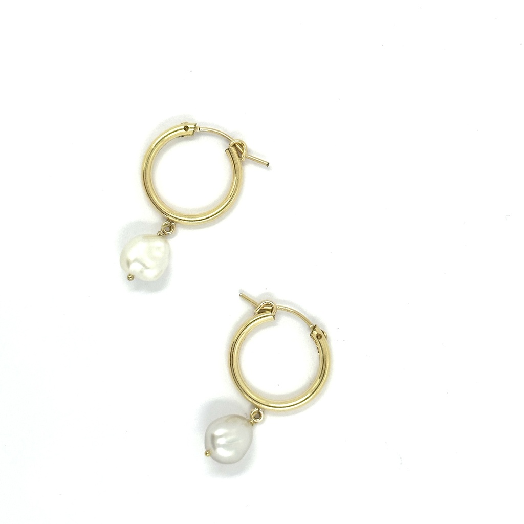 Créoles plaqué or avec un gros Keishi blanc