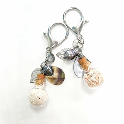 [PCSABL] PORTE CLES BOUTEILLE SABLE, PERLE ET FANTASIES